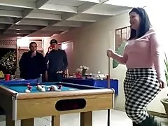 Massiv pawg spiller biljard!