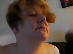 Modne med naturlige store pupper suger og svaler