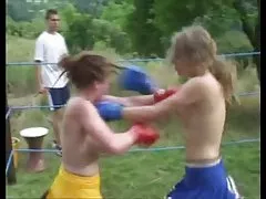 Toppløs college cheerleader boksing