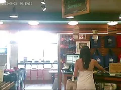 Upskirted en bedårende brunette, fin rumpe