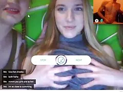 Jenter gropping hverandre over min cock
