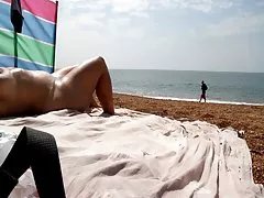 Kone spiller med henne fitte på stranden