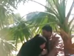 Pakistanske hijabi bj og hånd jobb til cum i offentlig park