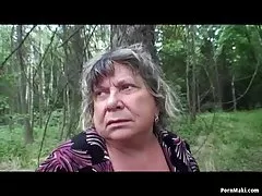 Busty bestemor gøy i skogen