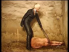 Blonde elskerinne pisker skitne slave