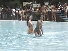 Friluft nudeshow - nudie jenter ved bassenget