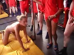 Gangbang for tatovering 'd jente!