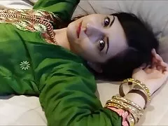 Anila i grønne shalwar kameez