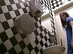 Vakre kvinner i toalettet 4