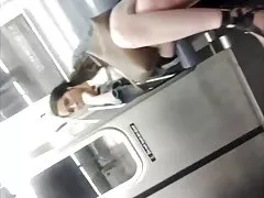 Wanker blinkende i metro kvinne takken bilde
