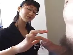 Asiatiske forretningskvinne gir varm handjob