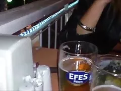 Busty og titsflash i offentlig restaurent