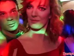 Virkelige euro amatør blir knullet doggystyle på club