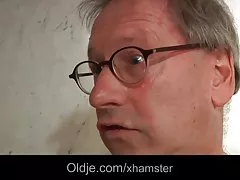 Pervers gamle Gamlingen fucks unge slutty hotel maid