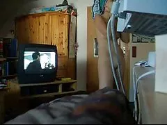 Uvitende jente i stue