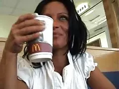 Blå øyne brunette utstilling av troc