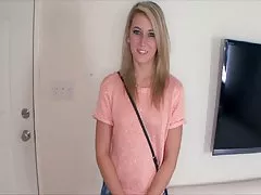 Sjenert langhåret jente blir så fordømme våt under audition