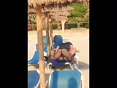 Amatører par fucking på hotellstranden!
