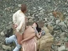 Jente blir knullet av fremmed på en strand!