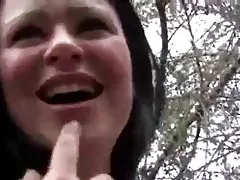 Husmor plukket opp og knullet i skogen