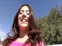 Perfekt ass teases utenfor gangbang inne