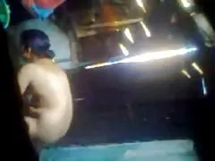 Indisk aunty nudebath av nabo