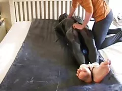 Bundet fyren i pvc gjort i hans catsuit