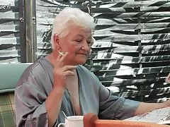 Bestemor røyking og fingret hennes gamle fitte
