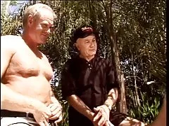 Hottie får henne ass fylt med cock