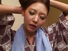 Skitne gamle mannen leketøy spille med sexy kimono jente