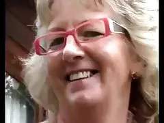 Eldre viser kroppen hennes på landsbygda