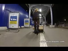 Ingen truser og upskirt i ikea