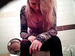 Skjult kamera i kvinners restroom visning på to sider.