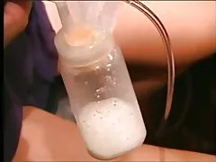Sexy langhåret latina dobbel pumper melk fra brystene hovne