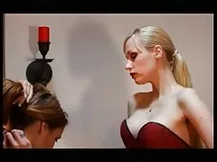 Sexy blonde dominatrix får klaske to horer