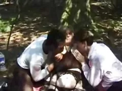 Britiske stud omar fucks en milf utendørs i en fmm-trekant
