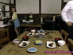 Busty japanske milf titfucking i badekaret
