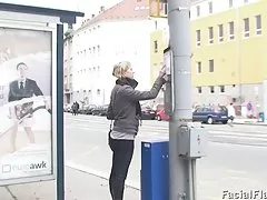 Blonde ungdomspornografi får massive ansikts i skiftende rom