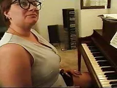 Lubben modne spiller piano... f70
