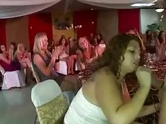 Kåt, busty milf suge strippere hanen