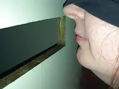 Kone suger cock får puppene sugde og cum ansiktsbehandling på gloryhole