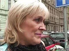 60 år gammel prostituert rir hanen unge